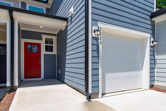 Foto del edificio - Modern 3-Bedroom Townhome with Luxury Fini...