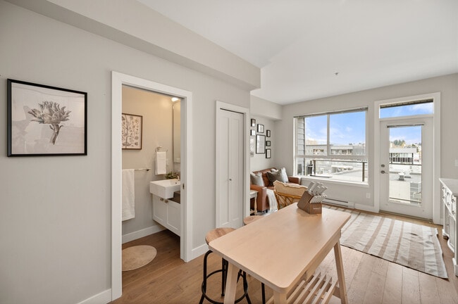 Building Photo - 516 Gladwin Rd