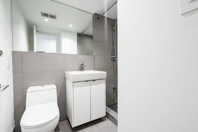 Building Photo - 800 Richmond St W