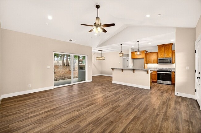 Building Photo - 3-bedroom, 2-bathroom home nestled in the ...
