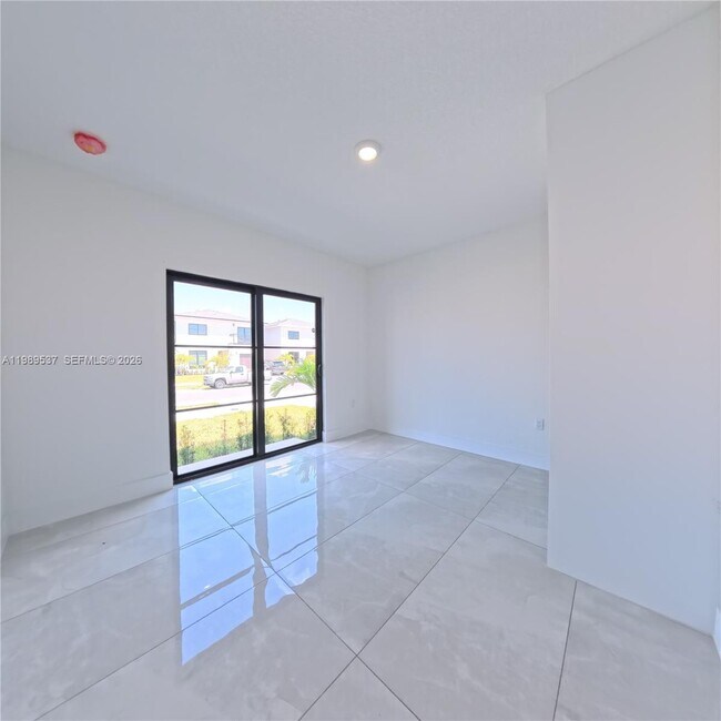Foto del edificio - 1374 NW 1st St