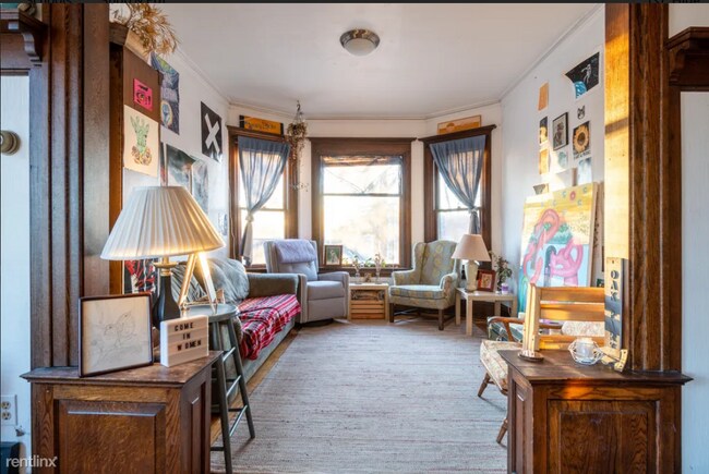Building Photo - 3 br, 1 bath Triplex - 3200 N Bartlett Ave...