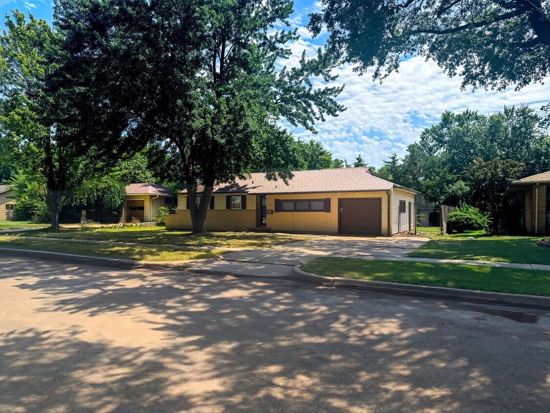 Foto del edificio - Updated 3 Bed Home with Sunroom + Large Fenced Yard