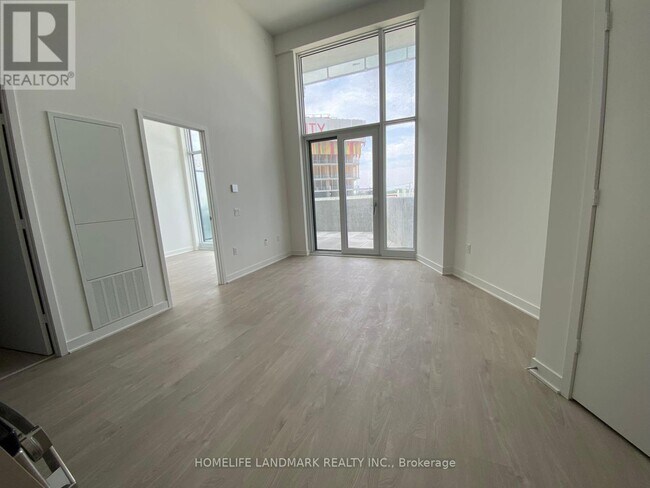 Photo du bâtiment - 3900-3900 Confederation Pkwy