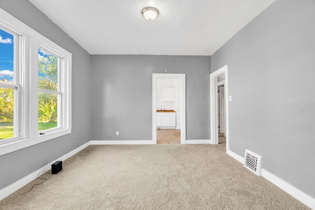 Building Photo - 5061 Dailey Ave