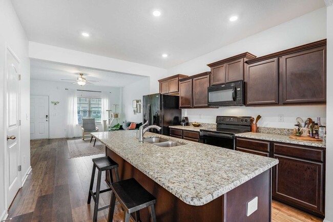 Kitchen/Livingroom - 790 Bradburn Village Way