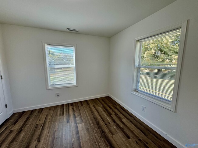 Foto del edificio - 8448 Snake Rd