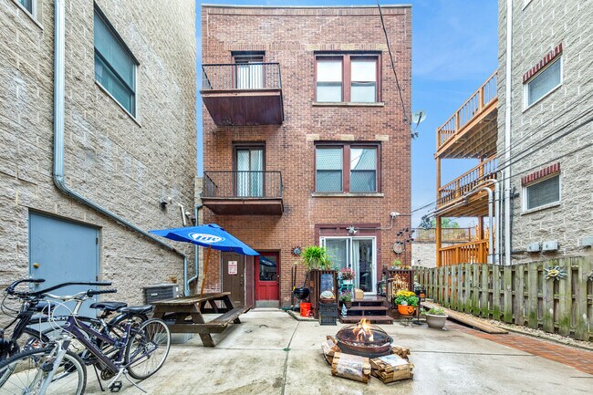 Foto del edificio - 1128 W Diversey Pkwy