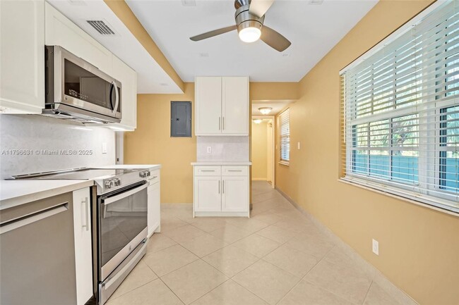 Building Photo - 933 Cypress Grove Dr