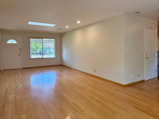 Foto del edificio - Must See Sharp 3 Bedroom 2 Bath Home in West San Jose