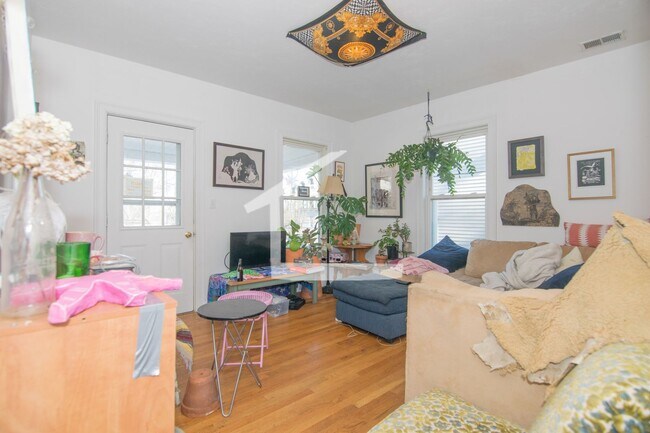 Building Photo - Unique apartment