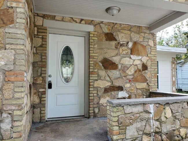 Building Photo - 1114 E Pecan St