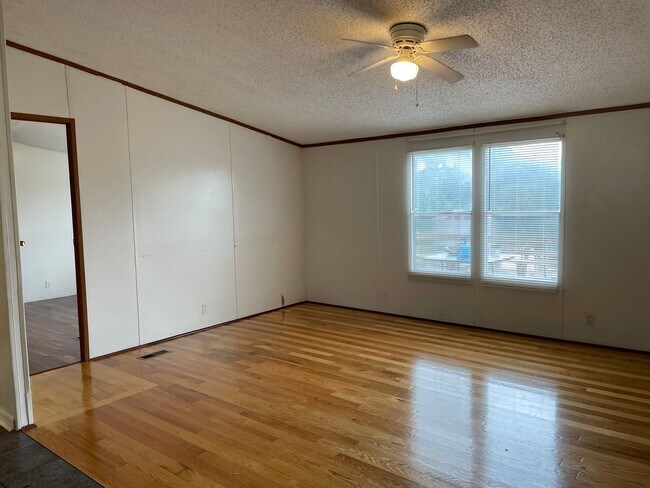 Foto del edificio - Three Bedroom Trailer Home in Rhodhiss With Shed