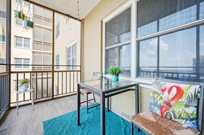 Foto del edificio - 300 W Peachtree St NW