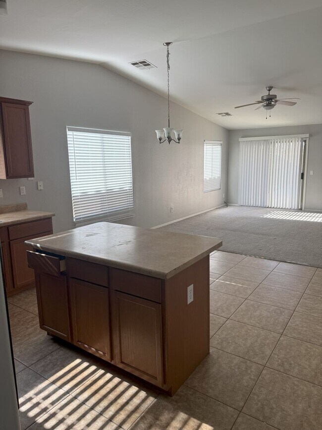 Foto del edificio - 45360 W Woody Rd