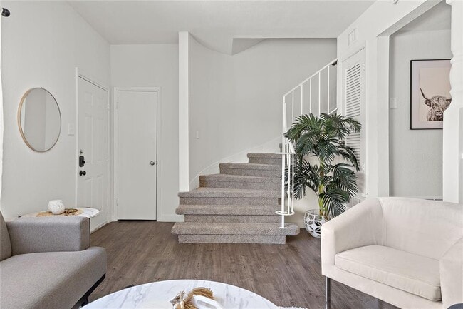 Building Photo - 907 E Oltorf St