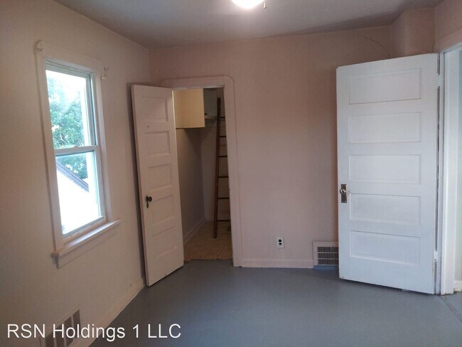 Building Photo - 4 br, 1 bath House - 13902 SHERRY AVE