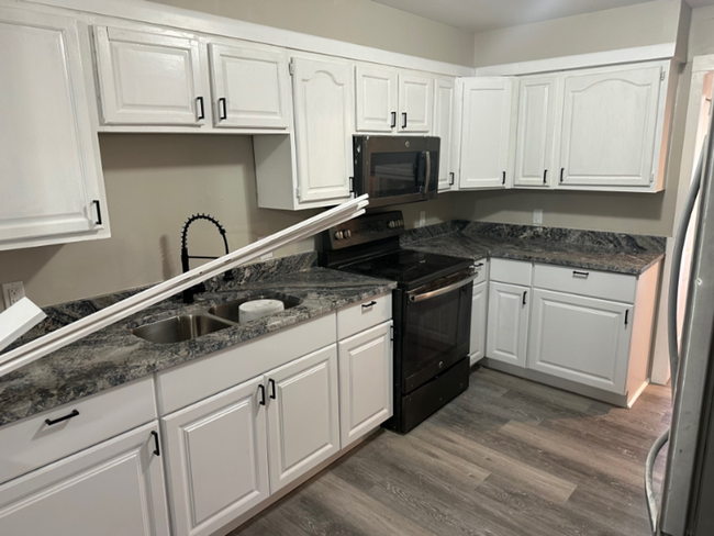 Building Photo - LARGE 6 Bd/2.5ba Home with private backyard