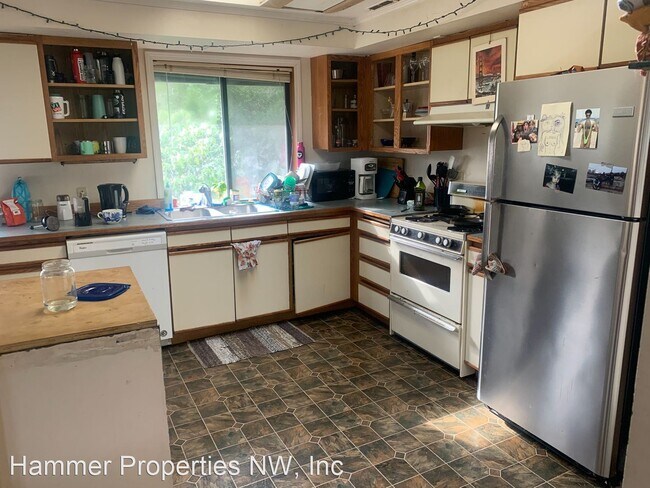Building Photo - 6 br, 3 bath House - 1115 E Myrtle Street