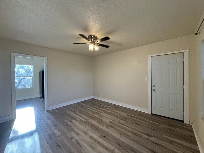 Foto del edificio - 2 BD APT with water & electricity paid