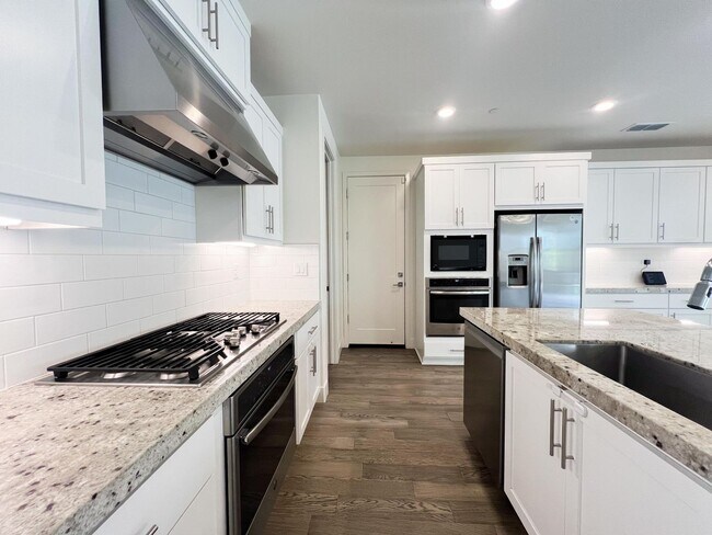 Building Photo - Newer Spacious 5 Bedroom Home Located in C...