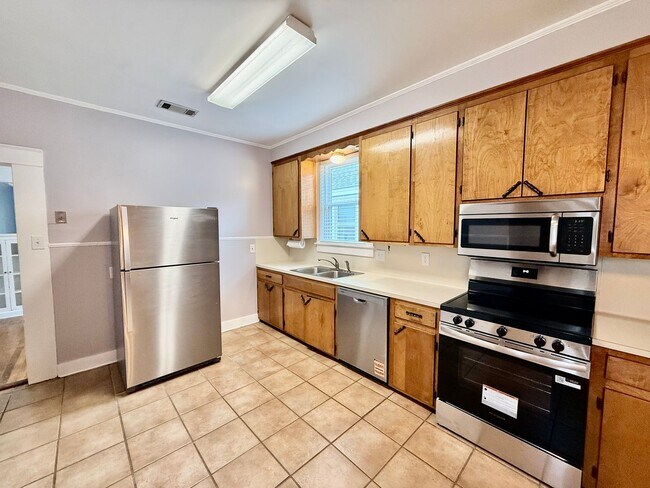 Foto del edificio - 2BR Home with Sunroom & Extended Driveway