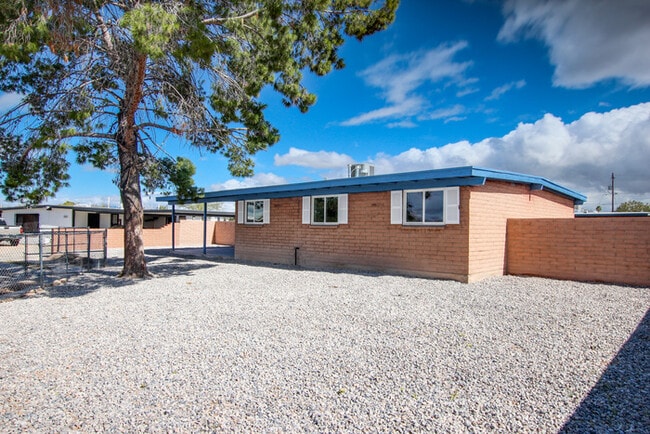 Building Photo - FOR RENT