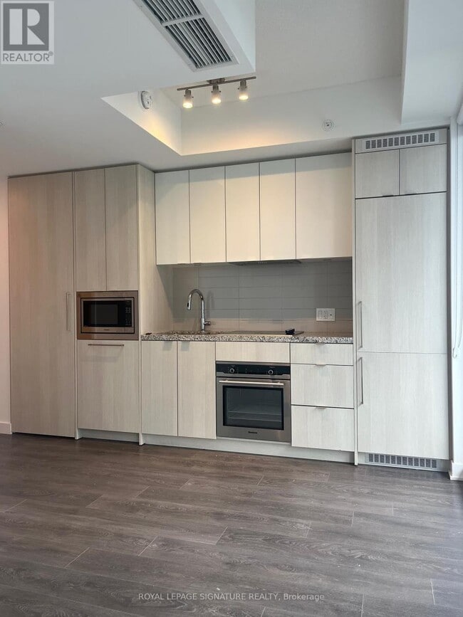 Building Photo - 115-4115 Blue Jays Way