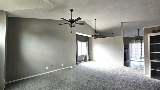 Building Photo - Large 4 bed / 2.5 bath house in Derby for ...