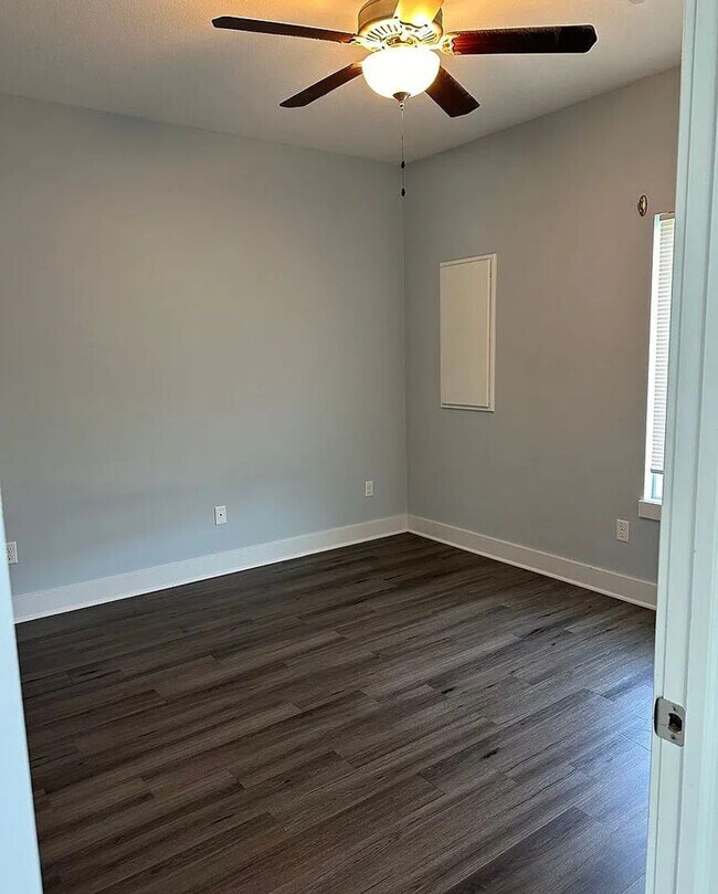 Foto del edificio - 3 bedroom 2 bath Duplex at 53rd & Meridian