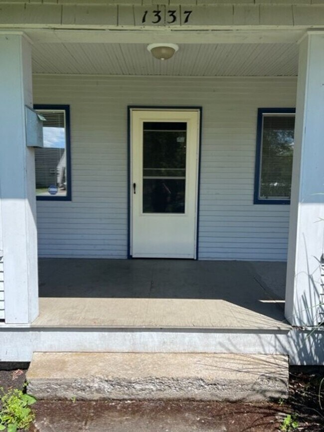 Foto del edificio - 3 Bedroom House on Jefferson St Near Downt...