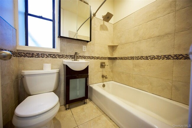 Building Photo - 2 Spruce St