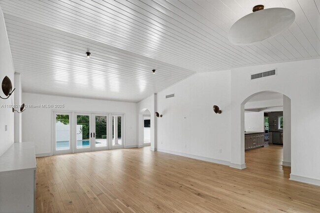 Building Photo - 610 Reinante Ave