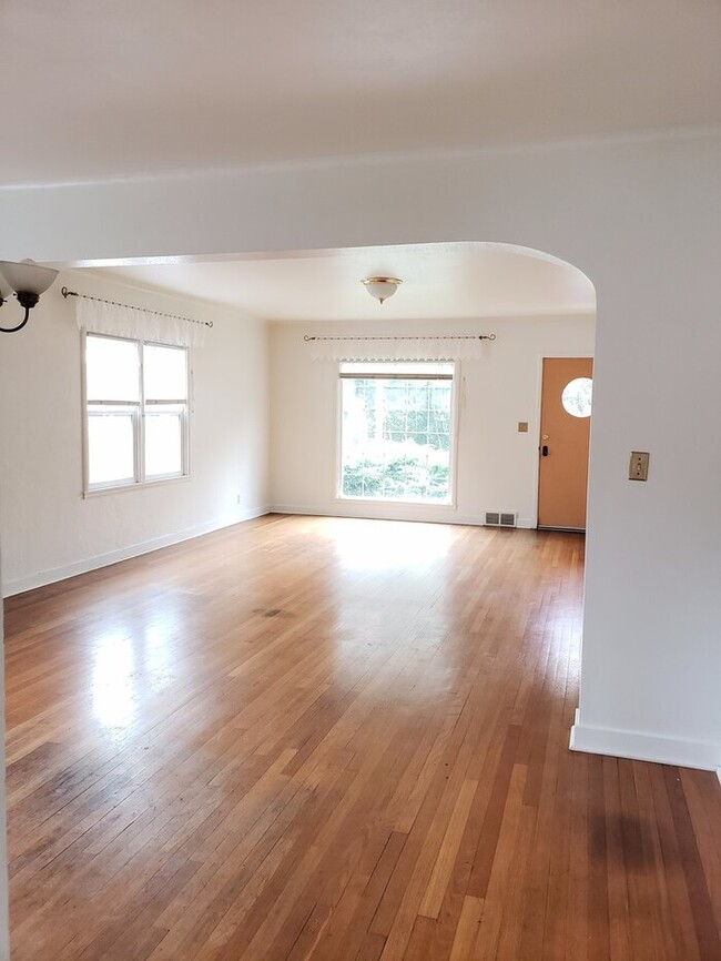 Building Photo - SPACIOUS DUPLEX