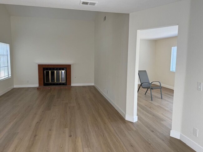 Foto del edificio - Updated 3 Bedroom Detached Home in Woodbri...