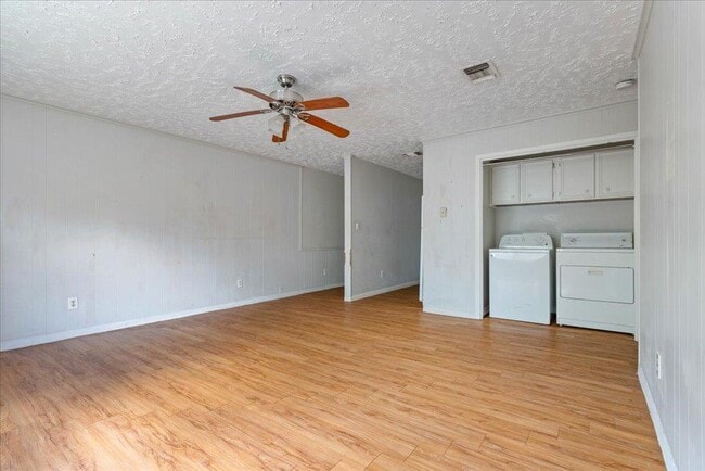 Building Photo - 906 N LBJ Dr