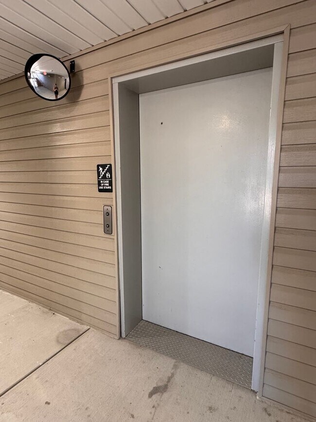 Building Photo - 2BR 2BA Condo with All Appliances Included