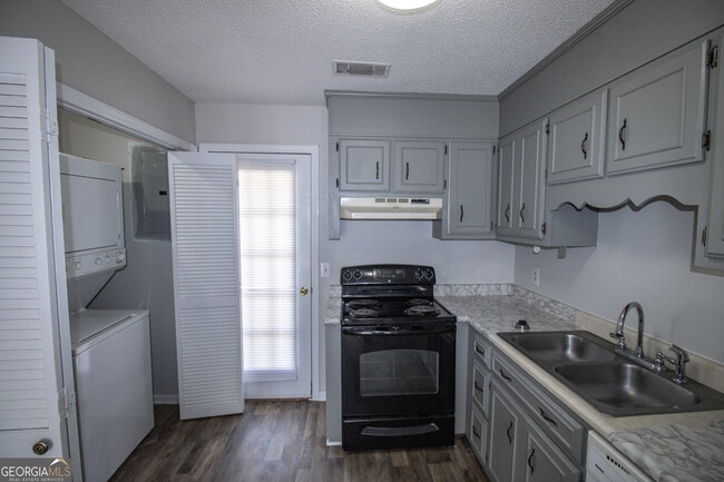 Building Photo - 14-114 Lanier Dr
