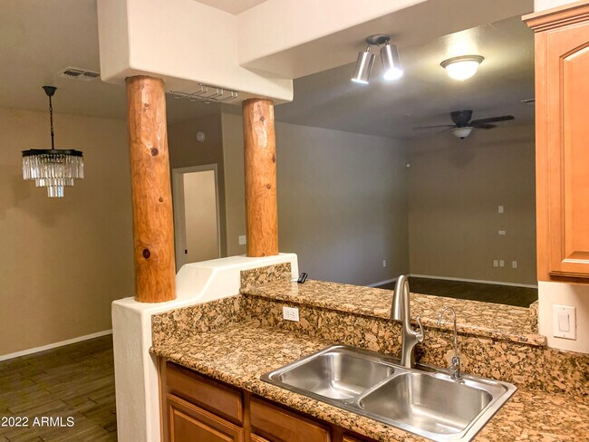 Foto del edificio - 2155 N Grace Blvd
