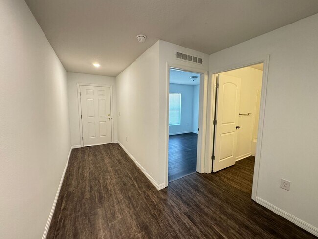 Building Photo - BEAUTIFUL, 4 bedroom, 2 bathroom Home in Poinciana!! Cable & Internet Included with Rent!!