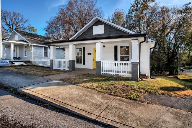 Building Photo - 2 Bedroom Home For Rent Near The Old Train Station!