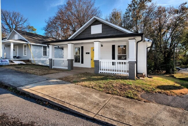 Foto del edificio - 2 Bedroom Home For Rent Near The Old Train Station!