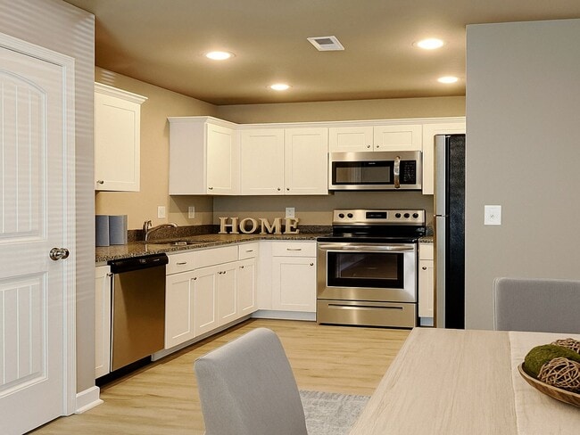 Foto del edificio - Charming 3BR/2BA Ranch Duplex w/ Garage – Colonial Gardens