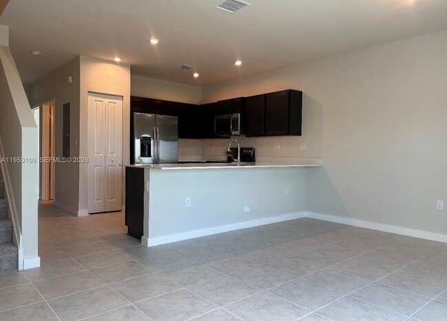 Building Photo - 1022 W Davis Pkwy