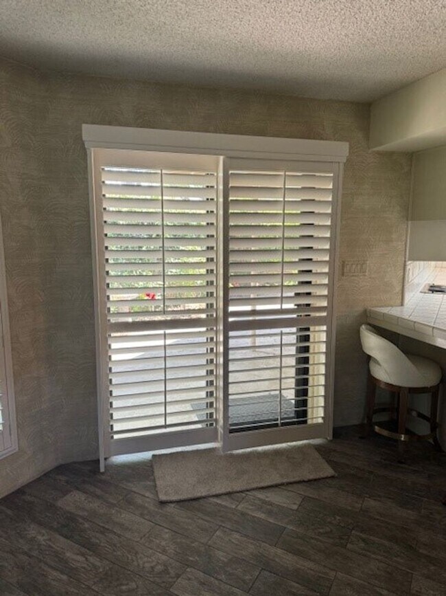 Building Photo - 2300 El Portal Dr