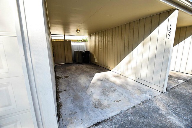 Building Photo - 1337 Fountain View Dr