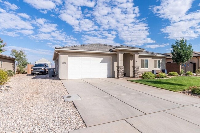 Building Photo - Beautiful Desert Canyon home! Pet Friendly!!