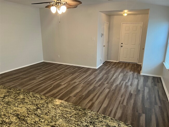 Foto del edificio - 1907 Cold River Dr