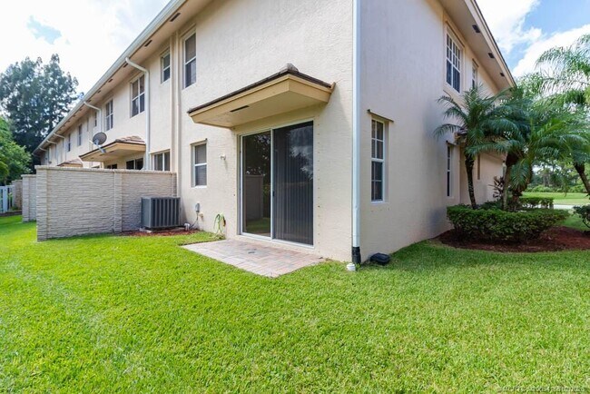 Foto del edificio - 356 SE Bloxham Way