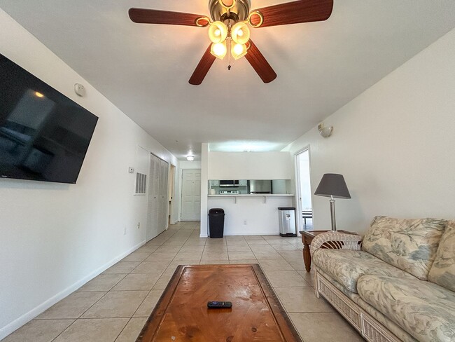 Foto del edificio - ROOM FOR RENT Charming 1/1 in University T...